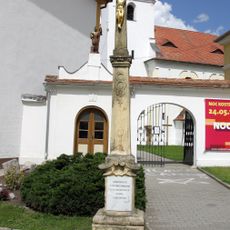 Kamenný kříž u kostela v Telnici