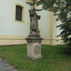 Socha svaté Notburgy u kostela v Merklíně