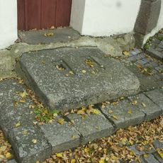 Pranýř u kostela v Měříně