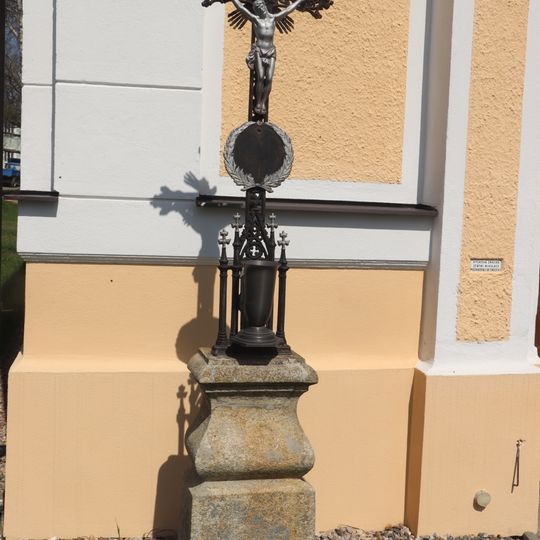 Kříž v Krnčicích u kaple