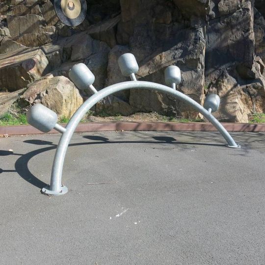 Kovová plastika Zvonkohra u přehrady v Kadani