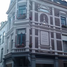 Op een hoek gebouwd winkel /woonhuis