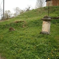 Křížový kámen v Horní Hynčině u silnice