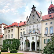 Sachgesamtheit Schloss Waldenburg mit folgenden Einzeldenkmalen: Schlossanlage (darin Reste der alten Burganlage) und Garteneinfriedung sowie Toranlage (siehe Einzeldenkmalliste gleiche Anschrift – obj. 09242614) sowie Schlosspark (Gartendenkmal) P