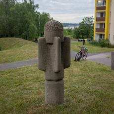 Kamenná plastika Rytíř u domu pro seniory v Malešicích