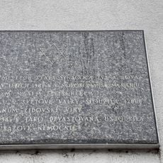 Pamětní deska zaniklé Nové synagogy na Úrazové nemocnici v Brně