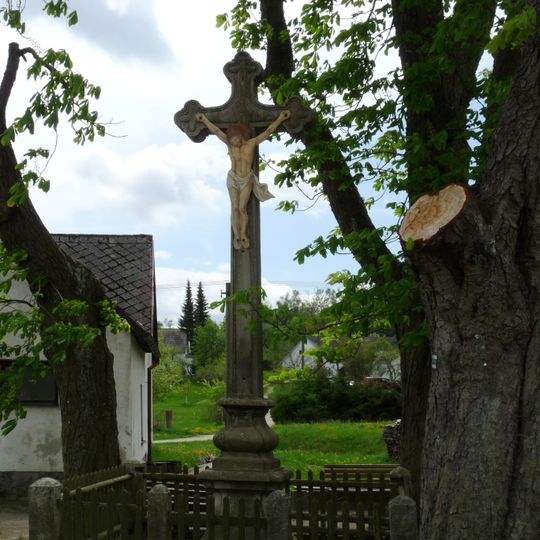 Kříž na návsi v Sumrakově