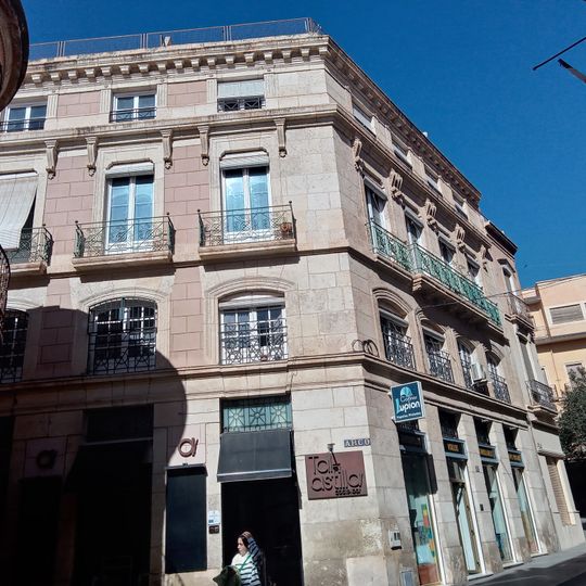 Edificio de viviendas con bajos comerciales