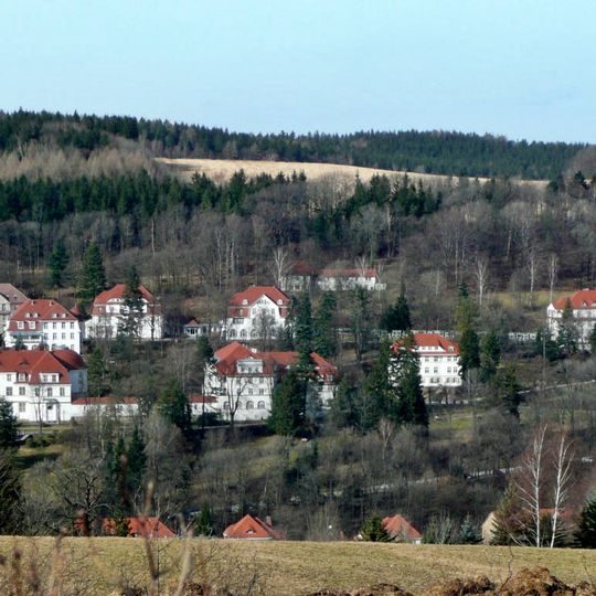 Sachgesamtheit '''Klinik Bad Gottleuba''' mit Einzeldenkmalen: Stationshäuser 1 bis 13, 16, 17, 22, 25, 27, 28, 29, 31, und 32, dazu Parkanlage und Sachgesamtheitsteile: Kandelaber und Einfriedungspfosten um gesamtes Gelände Königs