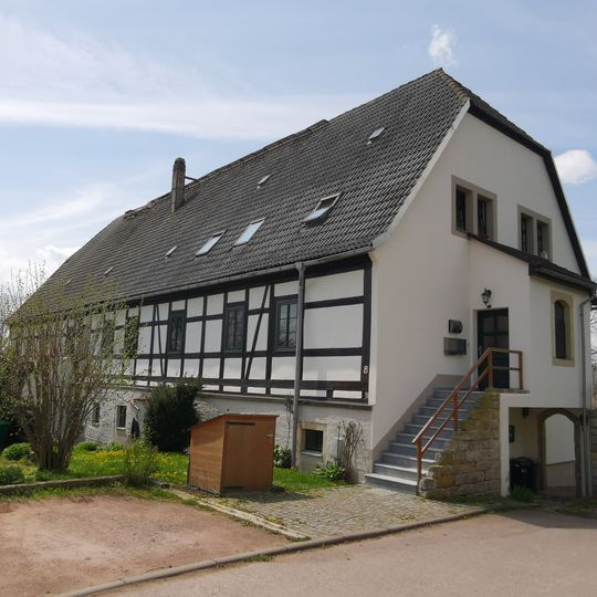 Wohnstallhaus eines ehemaligen Vierseithofes und Torpfeiler zum Acker Leippen 8