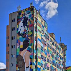 Мурал «Дзяўчына з коцікамі»