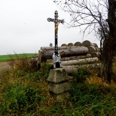 Kříž u silnice východně od Chýšky