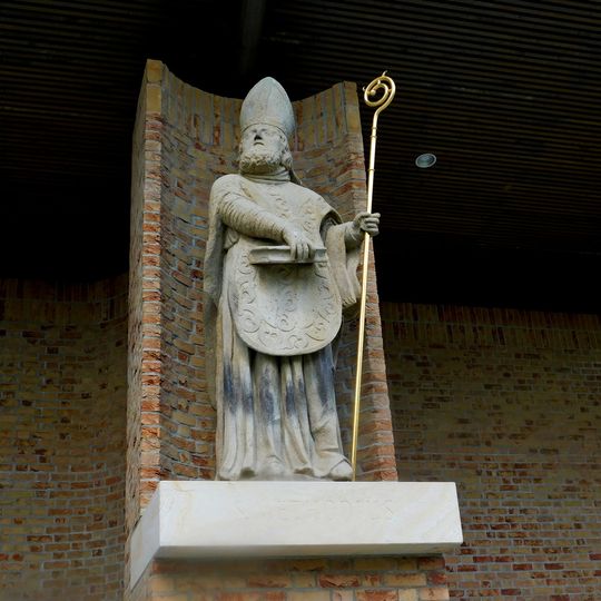 Socha svatého Metoděje v galerii světců na Velehradě