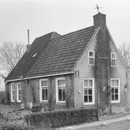 Woonhuis van voorm. boerderij met topgevel