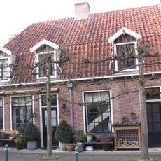 Woonhuis van alleen begane grond onder hoog schilddak, dat in mansardevorm gewijzigd is