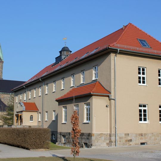 Sorbische Schule, davor Denkmal für Dr. Maria Grollmuß Dr.-Maria-Grollmuß-Straße 3