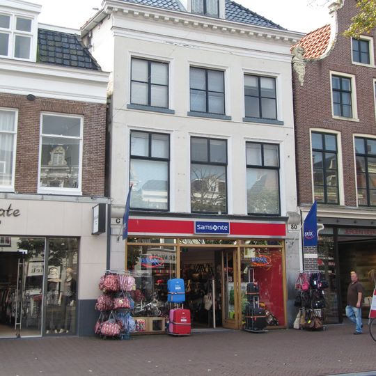 Pand met twee verdiepingen en geblokte kroonlijst