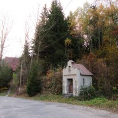 Kaplička západně od Jedlí u silnice