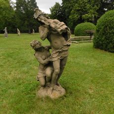 Socha Hermes a Afrodita v zámeckém parku ve Valči