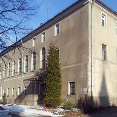 Gasthof mit rückwärtigem Saalanbau und Steinkreuz Großerkmannsdorfer Straße 51