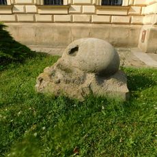 Plastiky před uměleckoprůmyslovou školou v Uherském Hradišti