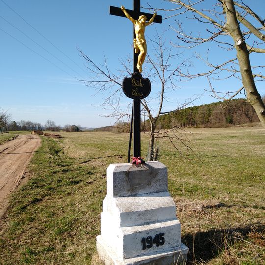 Kříž severně od vsi