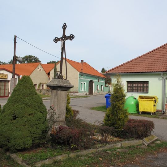 Kříž v Maršovicích na křižovatce