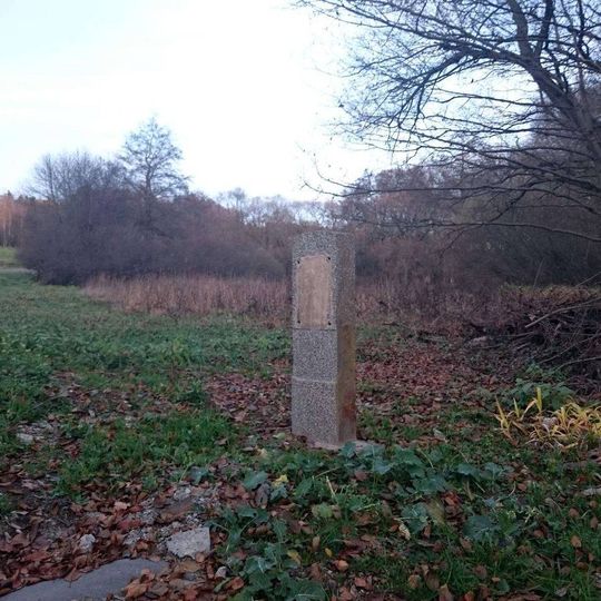 Památník severně od Bezemína u potoka Hadovka