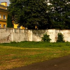 Taras z murem oporowym