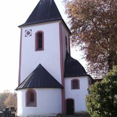 Kirche (mit Ausstattung) und Kirchhof mit Einfriedung und Gedenkstein Hauptstraße 27
