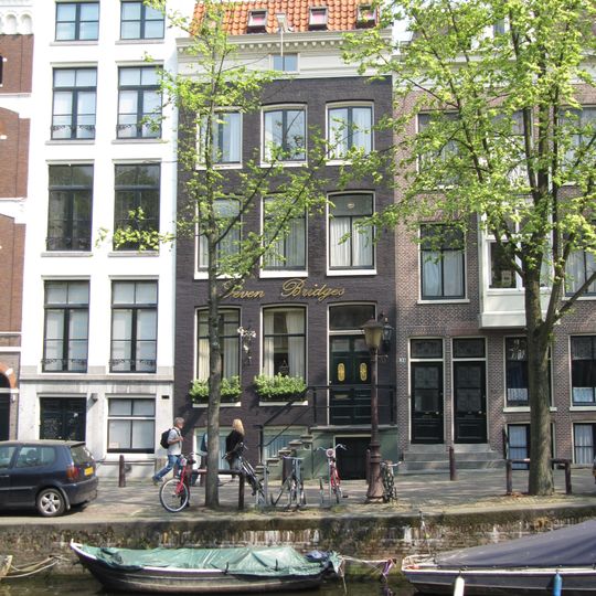 Pand met gevel onder rechte lijst