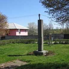 Památník ve středu Benáteckých Vrutic