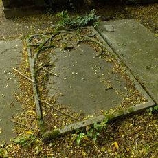 Groenendaal:Graf van overledene (1797- ...) diens echtgenoot en nog een derde persoon (pal ten zuiden van het graf van Harrij Constanje)