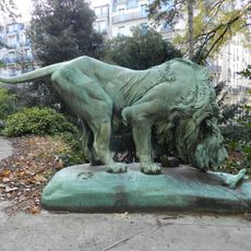 Lion flairant un cadavre