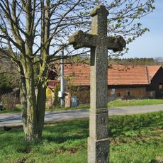 Kříž u Vintířova nedaleko zemědělského areálu