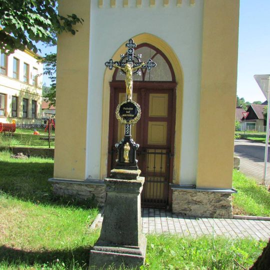 Kříž u kaple v Kletečné