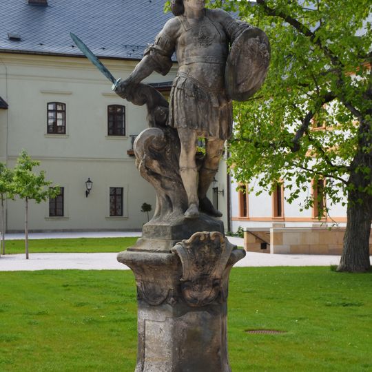 Socha malého Křesťanského bojovníka na nádvoří špitálu v Kuksu