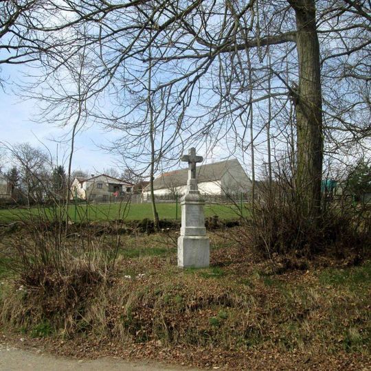 Kříž jižně od Nehodívu u křižovatky