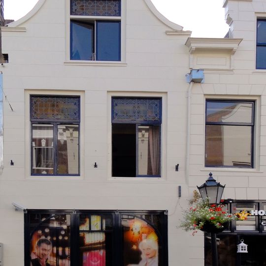 De Vergulde Pauw, pand met tot tuitgevel gewijzigde trapgevel waarvan de zijdekplaten bewaard zijn