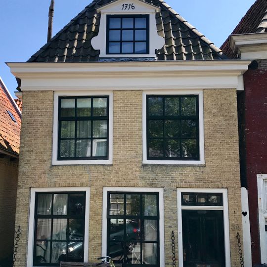 Pand met rechte kroonlijst onder zadeldak met voorschild