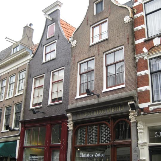 Pand met klokgevel met houten fronton