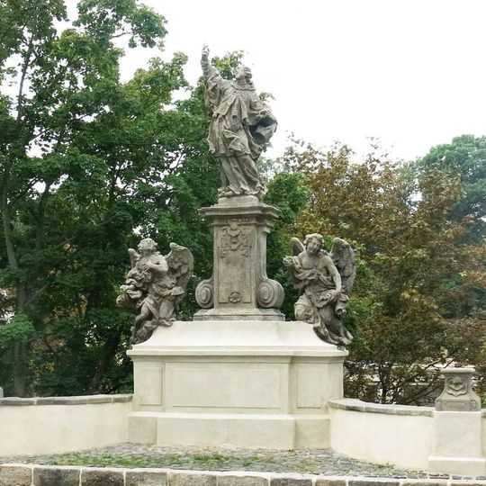 Socha svatého Jana Nepomuckého a andělů v zámecké ulici v Mnichově Hradišti