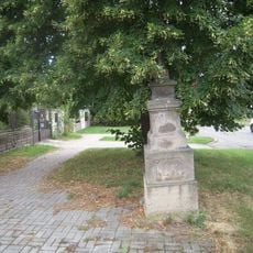 Boží muka u silnice na západním okraji Dřevčic