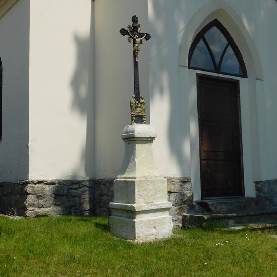 Kříž u kaple v Čejově