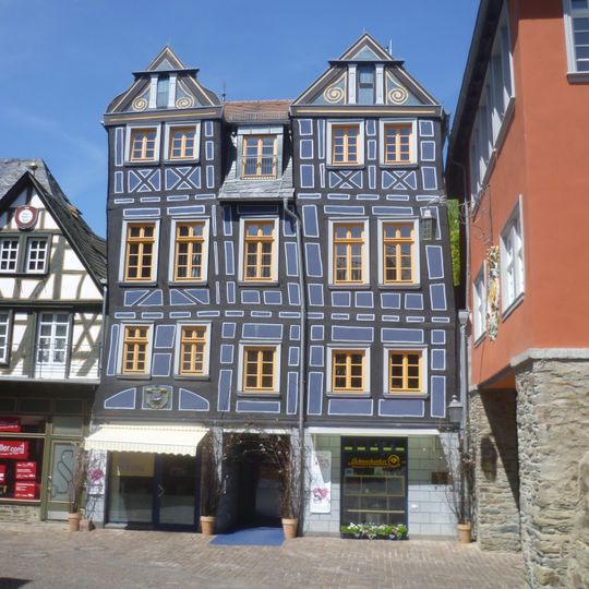 Schiefes Haus