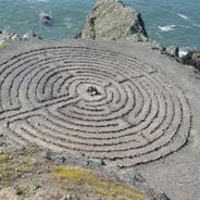 Paden die ons leiden: labyrinten in kerken, tuinen en verborgen diepten