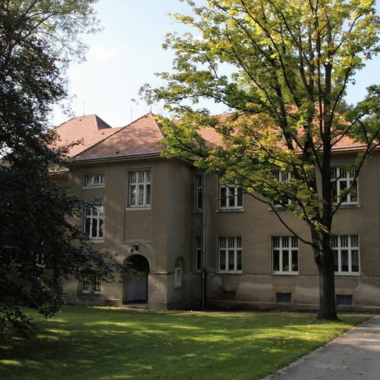 Gebäude B4: Klinikgebäude im Stil der Reformbaukunst Hufelandstraße 15