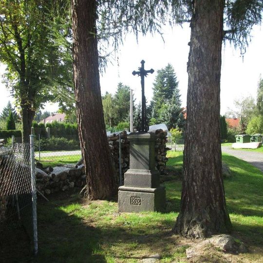 Kříž v Tisu u Blatna u rozcestí