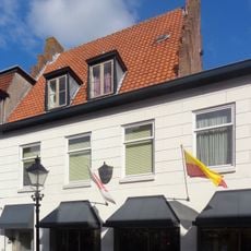 Pand met hoog zadeldak tussen trapgevels