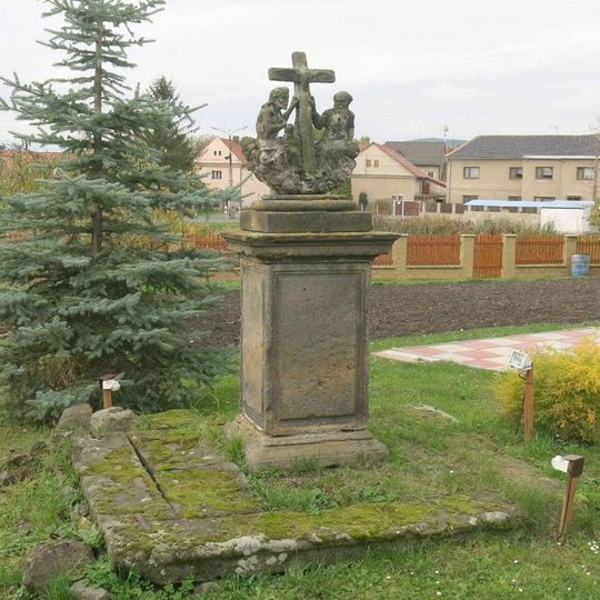 Socha Nejsvětější Trojice v zahradě domu na návsi v Podsedicích